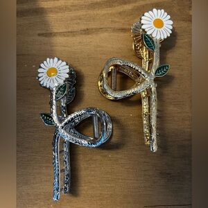 Set of 2 metal flower claw clip. Never used.